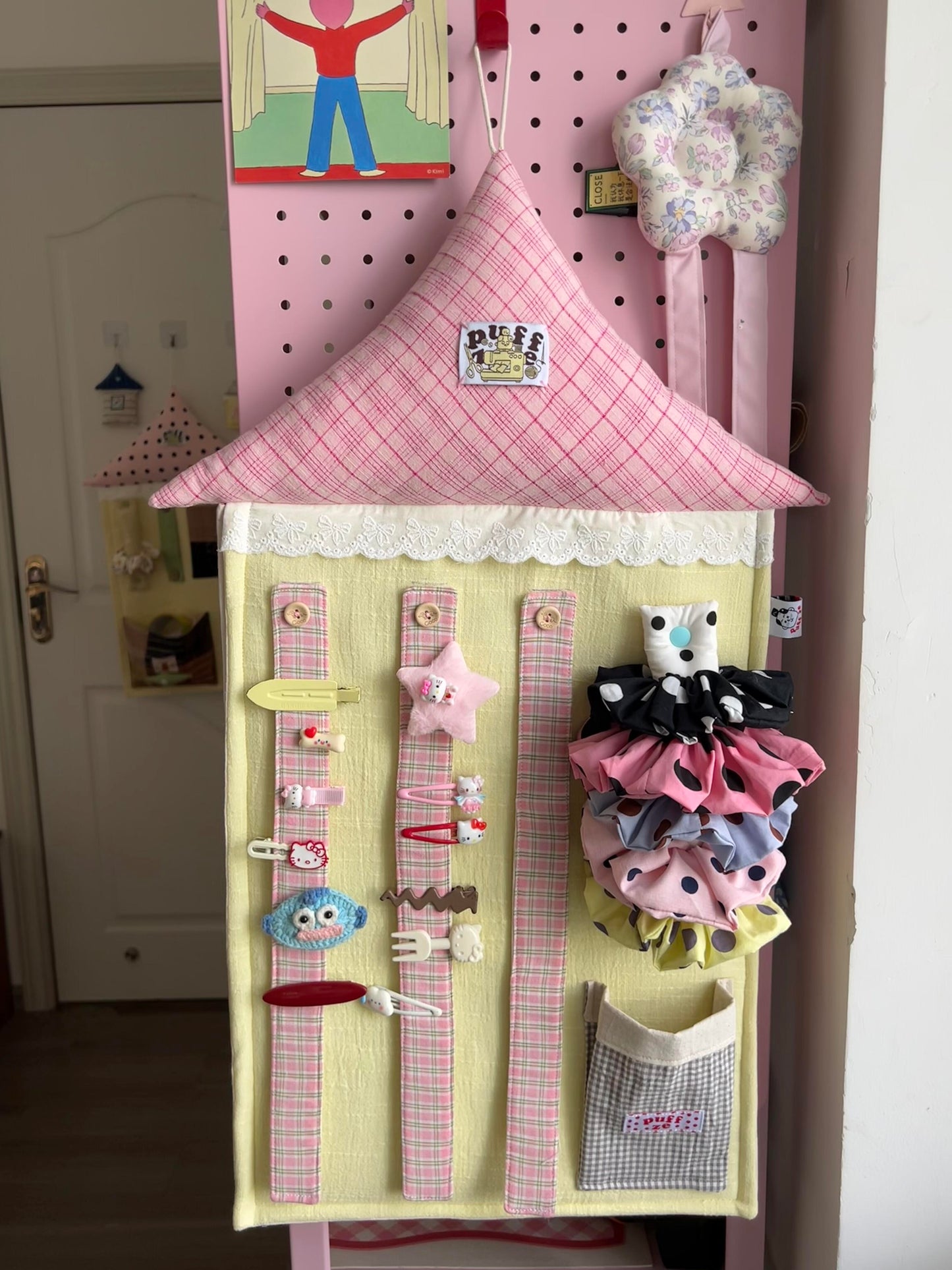 Fabric House‑Shaped Hair Accessory Storage Hanging Organizer, Wall‑Mount Hair Clip Scrunchie Holder, Cute Aesthetic Hair Accessories Display Pouch for Girls Room Decor