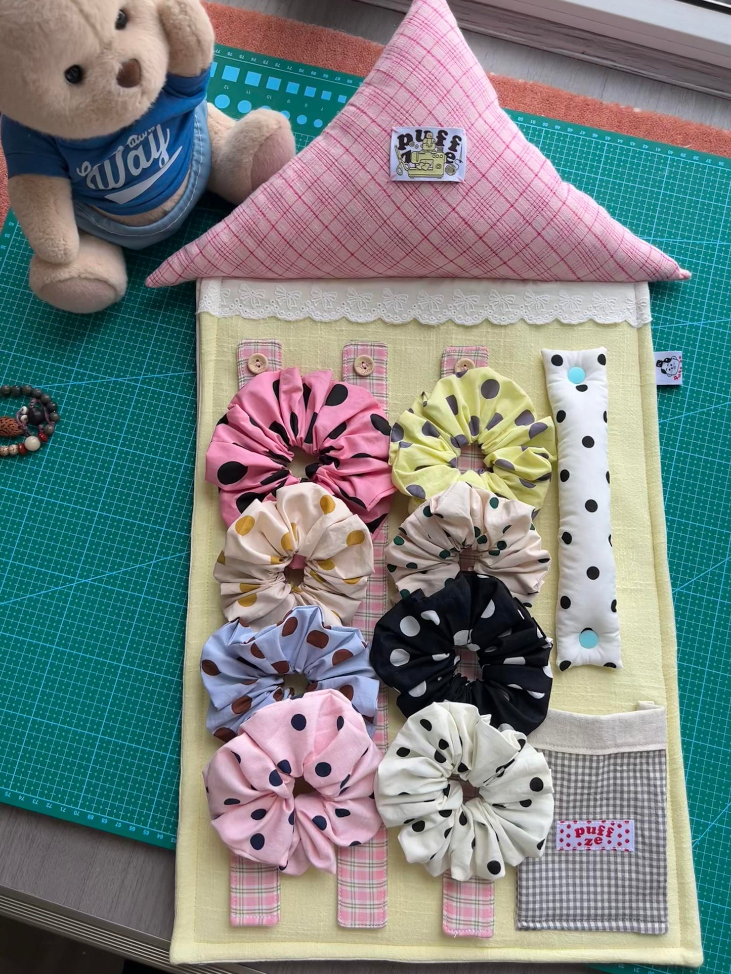 Fabric House‑Shaped Hair Accessory Storage Hanging Organizer, Wall‑Mount Hair Clip Scrunchie Holder, Cute Aesthetic Hair Accessories Display Pouch for Girls Room Decor
